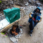 Der Sherpa Pasang sammelt Spenden für die Straßenerhaltung
